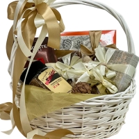 Подарочная корзина с кофе и шоколадом Подарочная корзина с кофе и шоколадом